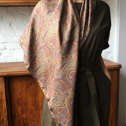 Woman's scarf with handrolled trim