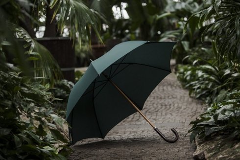 Drewniany parasol w butelkowej zieleni