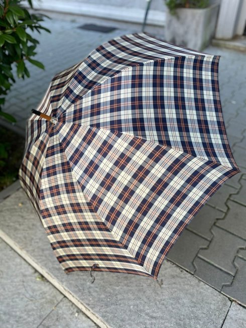 Drewniany parasol w pasy