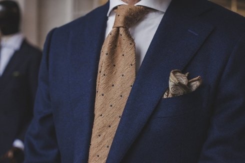 Szafranowy krawat z szantungu bez podszewki